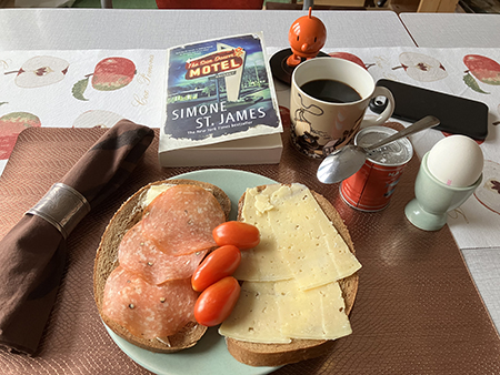 Lunch hemma med kalkonsalami o briemacka samt ostmacka kaffe ägg Hopptimisten o bok