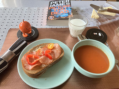Mackor och gazpacho till kvällsmat med Hopptimisten och Picture you dead