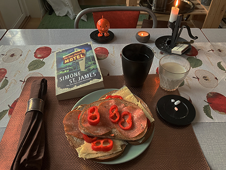 Mackor och kaffe mjölk Hopptimisten The Sun Down Motel o tända ljus