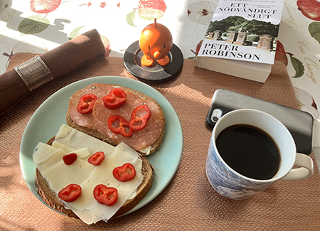 Mackor och kaffe till hemmalunch