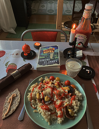 Mycket makaroner o kalkonkorv tända ljus och The Sun Down Motel