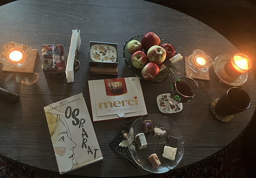 Ospårat fudge Merci kaffe vin äpplen på vardagsrumsbordet