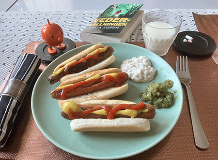 Tre kycklingkorvar med bröd o tillbehör Hopptimisten o Vedergällningen