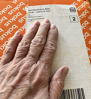 Bokuspaket leave at door med min hand på