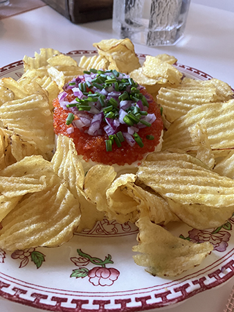 Chips med ost rödlök och rom till förrätt