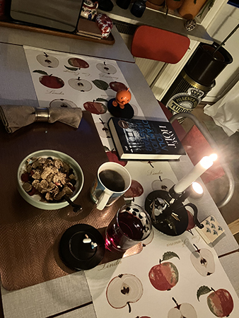 Frukostbord med Hopptimisten Tolv otämjda hästar o tända ljus