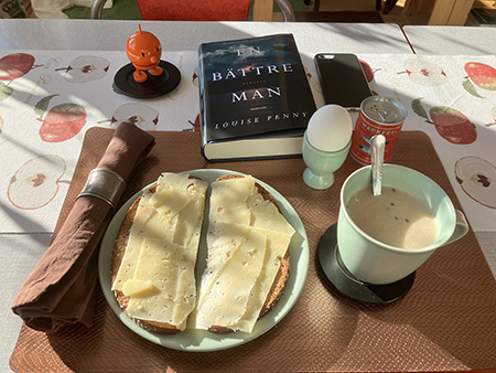 Hemmalunch vid soligt köksbord med Hopptimisten o En bättre man