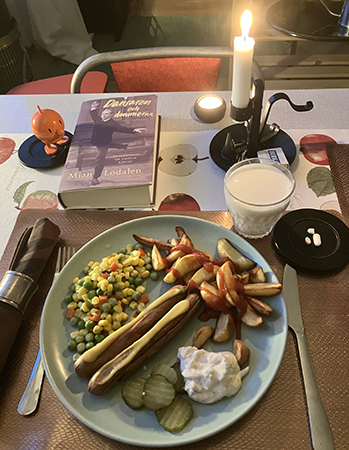 Kycklingkorvar klyftpotatis grönsaker Hopptimisten tända ljus Dansaren och demonerna