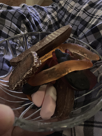 Lördagsgodis i skål på pyjamasbyxor