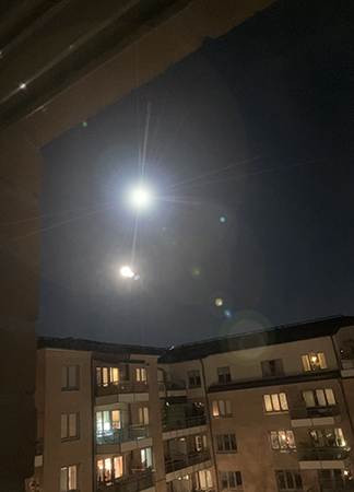 Månen över hörnet av huset mitt emot
