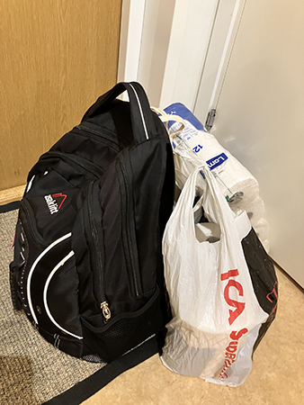 Ryggsäck och kassar i hallen
