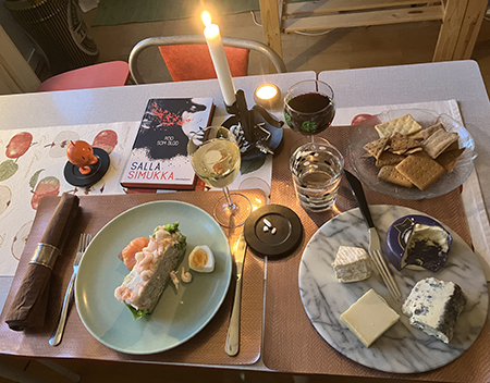 Smörgåstårta ostar vitt vin rött vin Röd som blod Hopptimisten och tända ljus