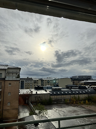 Solen försöker tränga igenom