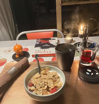 Torsdagsfrukost med rykande hett kaffe Hopptimisten tända ljus o Röd som blod