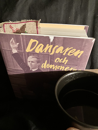 Dansaren och demonerna en mugg kaffe på sängen