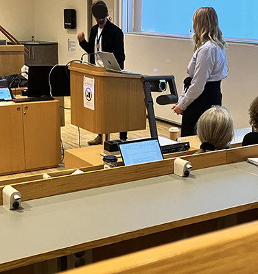 Föreläsare på nätverksträff med knuten näve