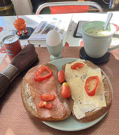 Hemmalunch med mackor varma koppen Hopptimisten och Jag