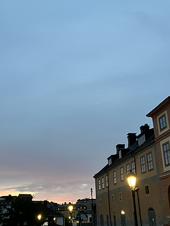 Höstmorgon himmel vid St Eriks torg