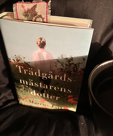 Mer än halvvägs i Trädgårdsmästarens dotter och kaffe på sängen