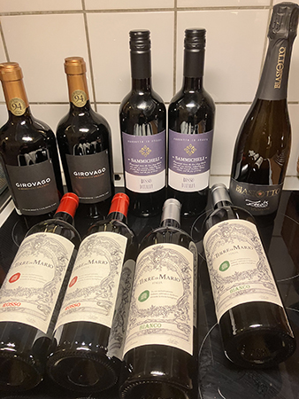 Nio flaskor italienskt vin