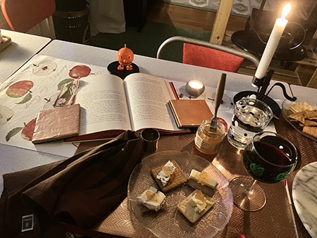 Ost kex rött vin Hopptimisten bokuppslag tända ljus