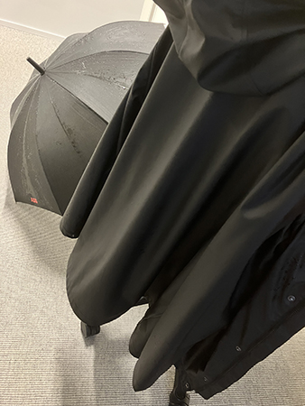 Paraply och regnjacka svarta Paraply och regnjacka svarta