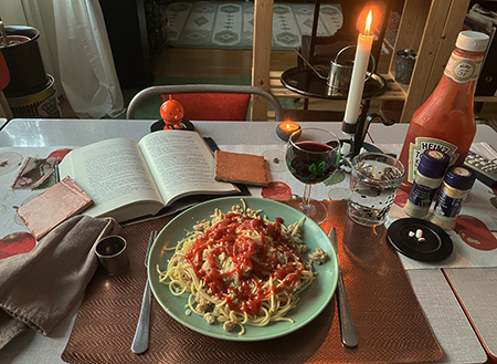 Spaghetti o kycklingfärs ketchup Hopptimisten o bokuppslag appassimentovin