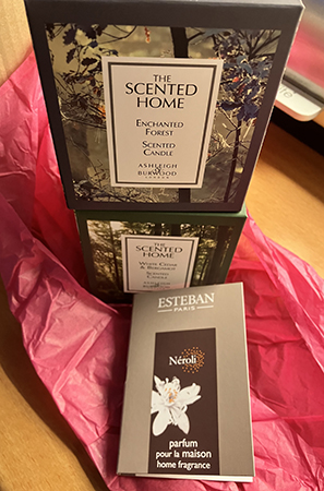 Två doftljus o ett prov rumssprej