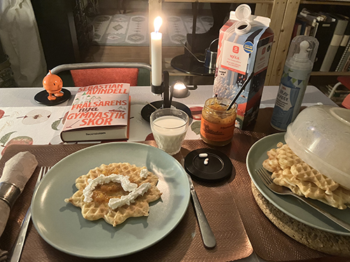 Våfflor med hjortronsylt o sprejgrädde Hopptimisten o Frälsarens nya gymnastikskor