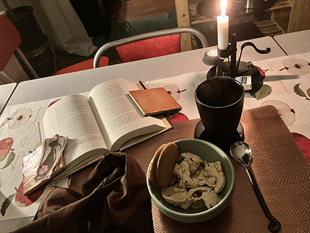 En halv mugg kaffe hasselnötsglass digestive bokuppslag tänt ljus