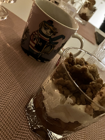 Kaffe o dessert med cheesecake äpplen o grädde
