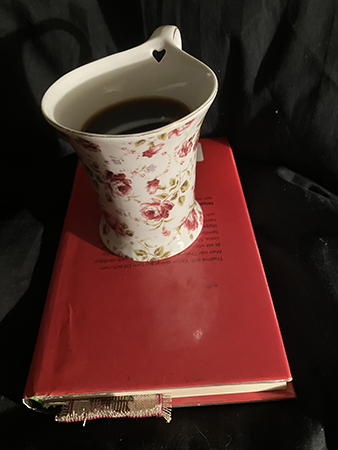 Kaffe på sängen och en bok