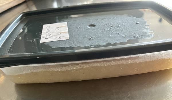 M En ask med Annas äpplemos