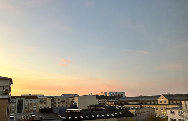 Oktobermorgonhimmel ljusblårosa