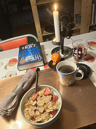 Tisdagsfrukost med tända ljus Hopptimisten o Tolv otämjda hästar