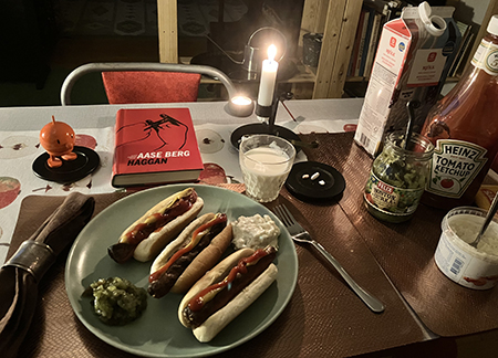 Tre kycklingkorvar med bröd räksallad bostongurka Hopptimisten o Haggan