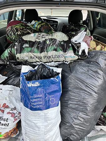 Bilen full med trädgårdsavfall