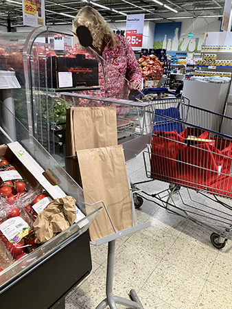 Foto på påsar och kund i rosa jacka