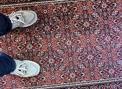 Fötterna på matta i ena väntrummet