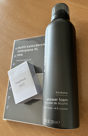 Kalendersats datumblock och duschmousse i grått