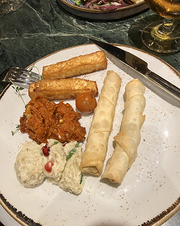 Min tallrik med fyra meze på Byblos