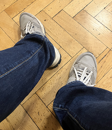 Fötterna på parkett i ett annat väntrum