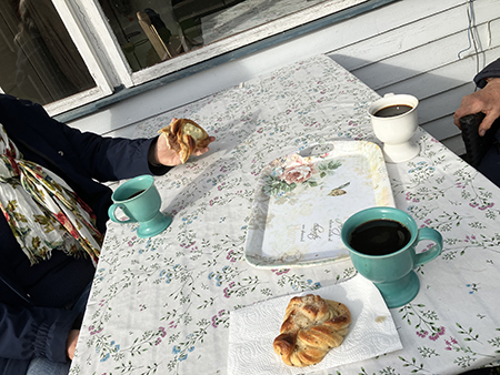 Utomhusfika med Anna o Annas mamma utanför stugan