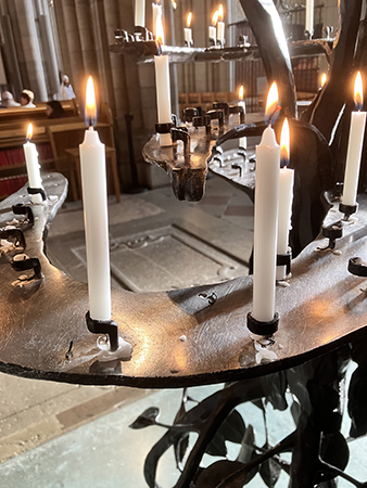 Tända ljus för mamma o pappa i Domkyrkans ljusträd