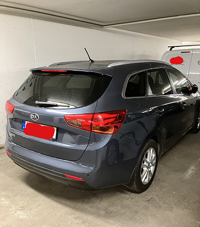 Bilen på sin nya garageplats Bilen på sin nya garageplats