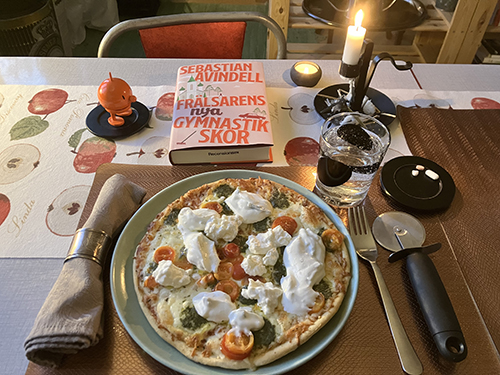 Fryspizza mozarella med tzatziki och fetaostsås Hopptimisten o Frälsarens nya gymnastikskor