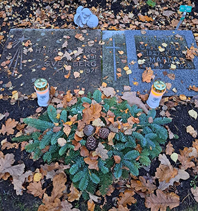 Ljus på mormors o morfars o föräldrarnas grav allhelgona 2024