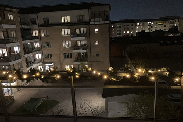 Ljusslingan uppe på balkongen 2024