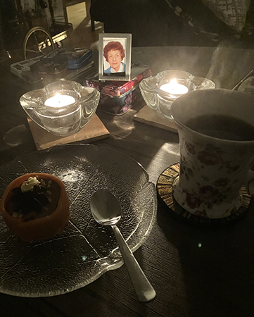 Noisette och kaffe med mamma o tända ljus