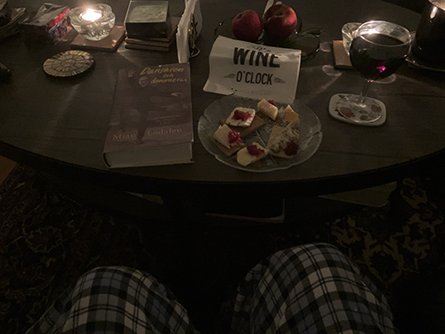 Ostassiett med appassimento boken Dansaren och demonerna och jag i rutiga byxor